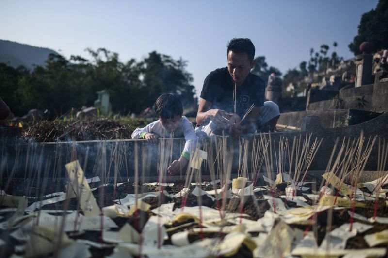 Chinese people dust down graves of their ancestors on Tomb Sweeping Day