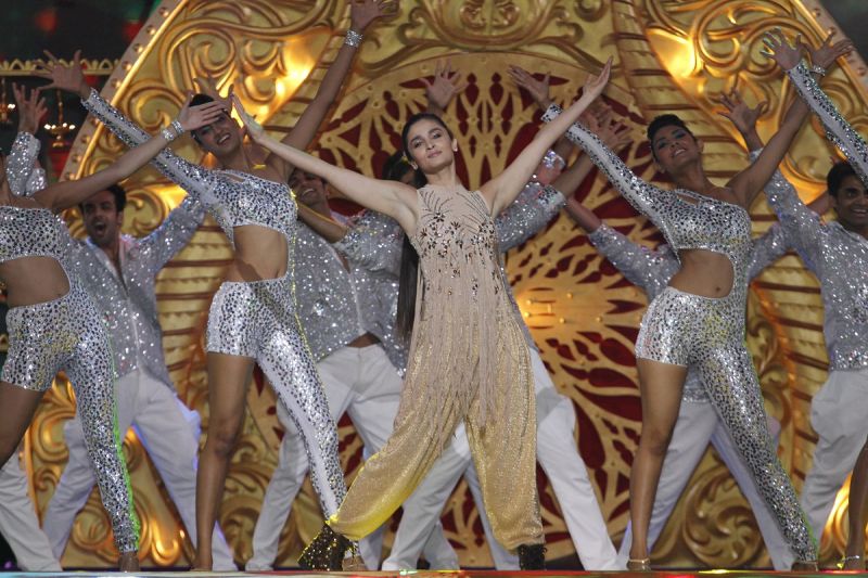 Salman, Kareena, Alia, Varuns performances at Zee Cine Awards are a hit