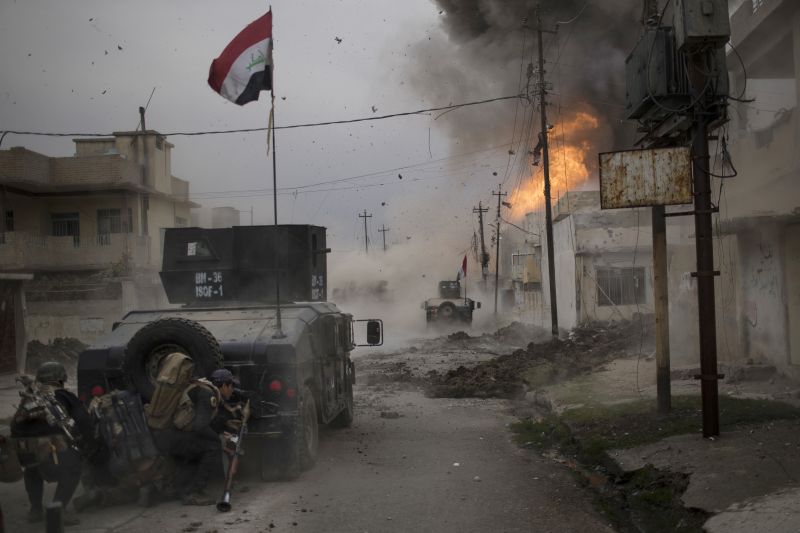 Iraq: Civilians flee fighting between ISIS militants, Iraqi forces in Mosul