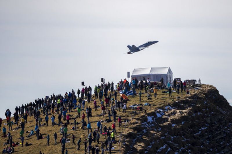 In strength show, Swiss Air Force performs at shooting event at Axalp