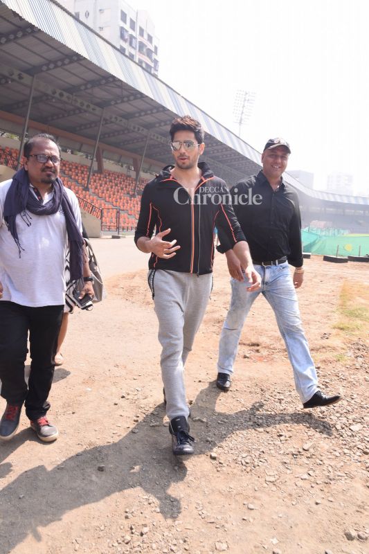 Sidharth Malhotra gets sporty as he supports slum soccer tournament