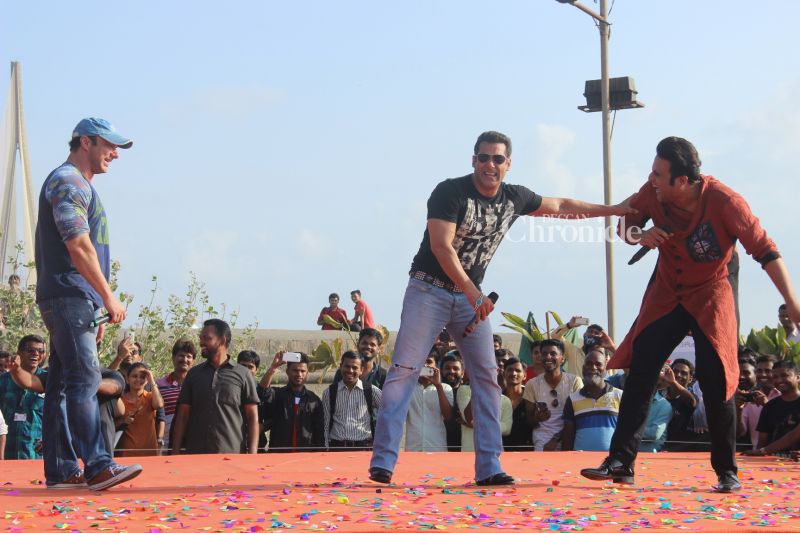 Salman Khan sings and grooves in style as he shoots for reality show Salman Khan sings and grooves in style as he shoots for reality show
