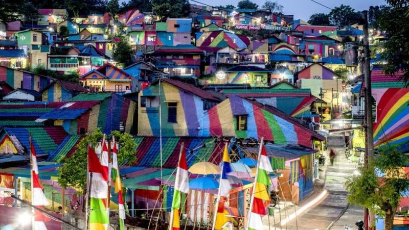 Artsy Indonesians revive dull village with vibrant rainbow colours