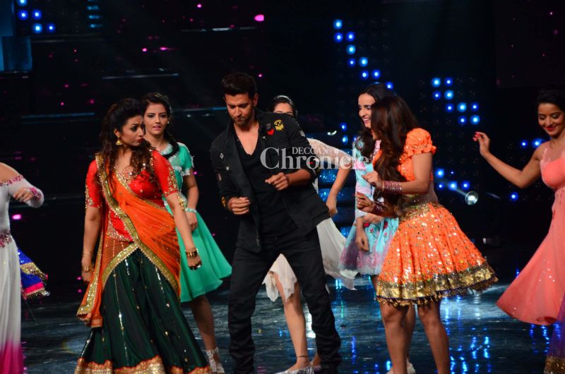 Hrithik celebrates Kaabil success with fans, grooves on Nach Baliye