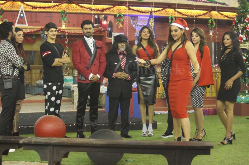 Sonakshi Sinha has a ball celebrating X-mas with Bigg Boss contestants