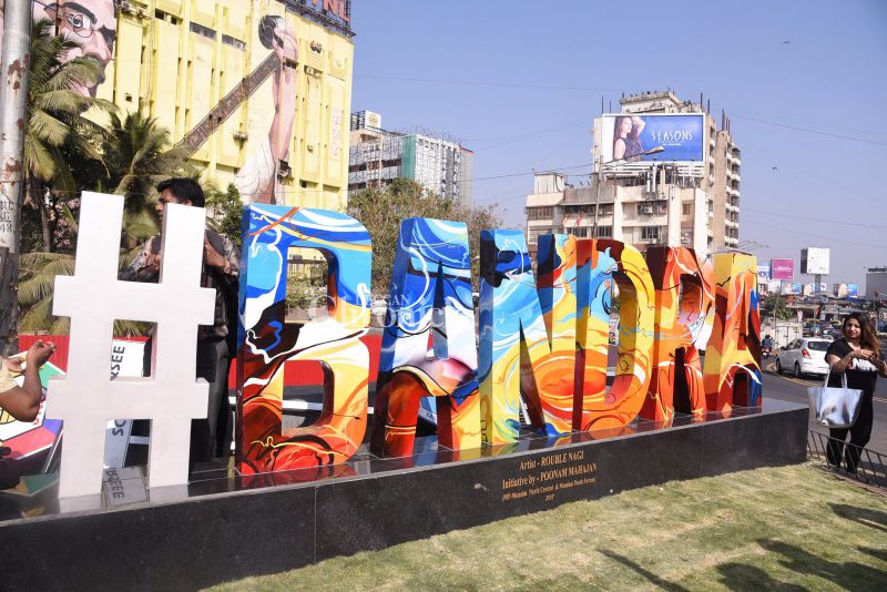 Shah Rukh Khan launches interesting Bandra sculpture