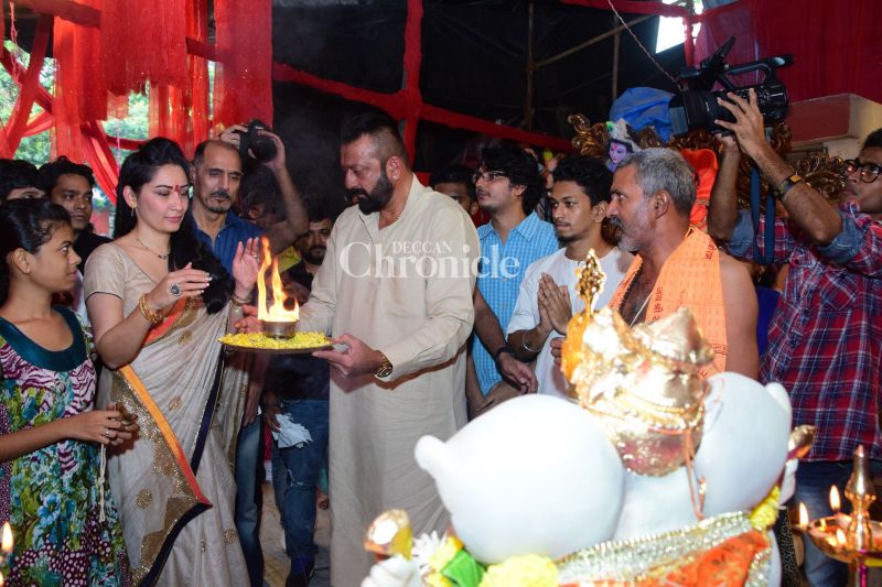 Sanjay, Maanayata Dutt perform aarti, welcome Lord Ganesha