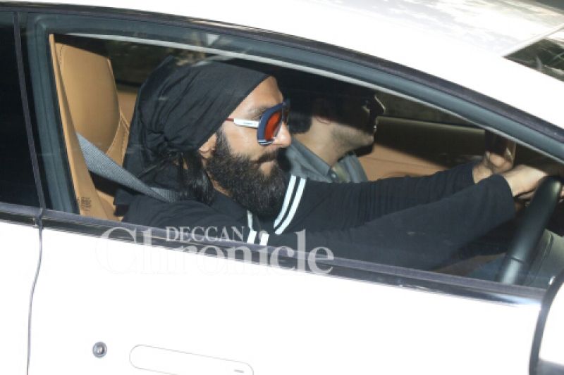 Ranveer turns another year older, celebrates with fans outside his house