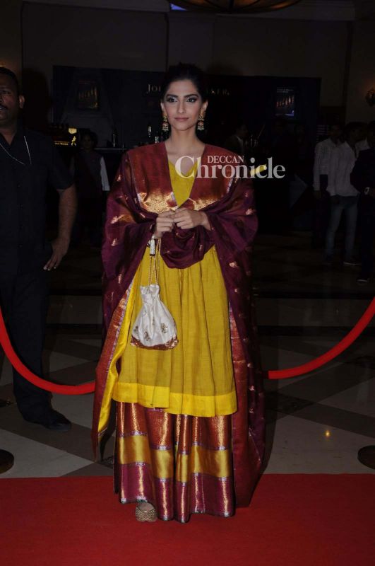 Hrithik, Sonam, Tiger, Radhika, others make fashion statement at awards show Hrithik, Sonam, Tiger, Radhika, others make fashion statement at awards show