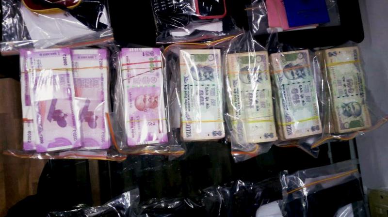Police showing the cash recovered from BJP Leader Manish Sharma in Kolkata. (Photo: PTI)