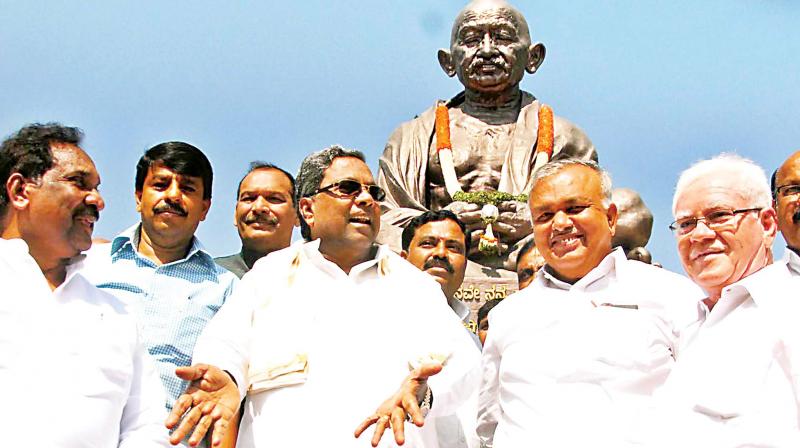 Chief Minister Siddaramaiah after garlanding the statue of Mahatma Gandhi at Vidhana Soudha in Bengaluru on Tuesday, as part of Sarvodaya Day programmes