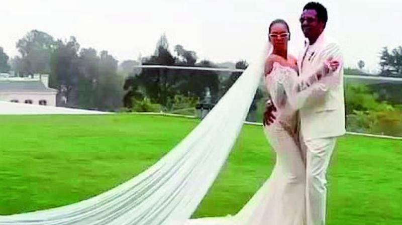 Beyonce showed off her white  fish-tail Galia Lahav gown