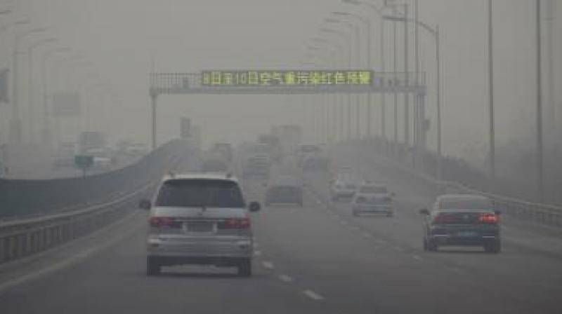 Though pollution in Beijing exceeded hazardous levels for the past several days, the city has not issued the red alert. (Photo: AP)