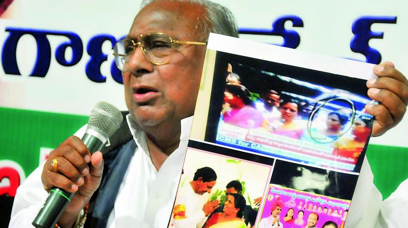 Congress senior leader V. Hanumantha Rao shows clips of  a woman police officer allegedly sitting with counter-protesters at Dharna Chowk, at Gandhi Bhavan. (Photo: DC)