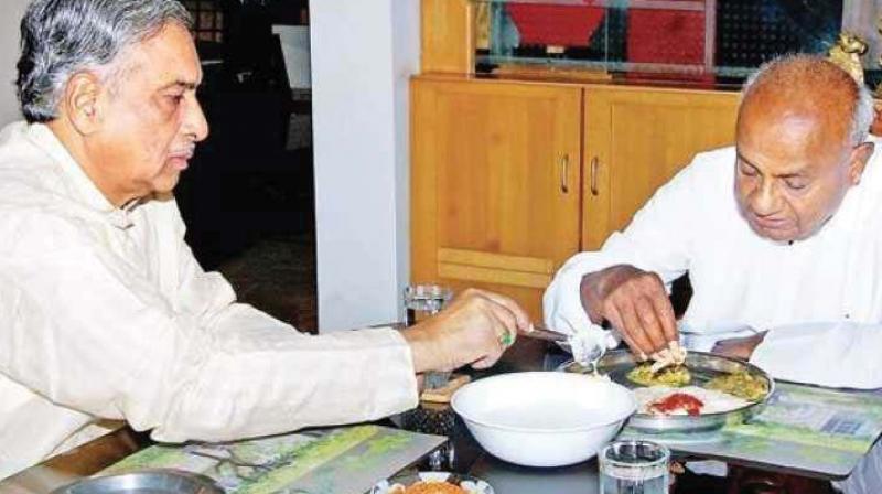 Former prime minister and JD(S) chief H D Deve Gowda having breakfast at party leader Basavaraj Horattis house in Hubballi on Sunday.