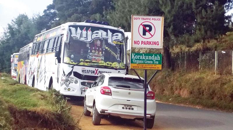 The vehicles being  parked  in the No Parking area along the Stone House road in Ooty. (Image DC)