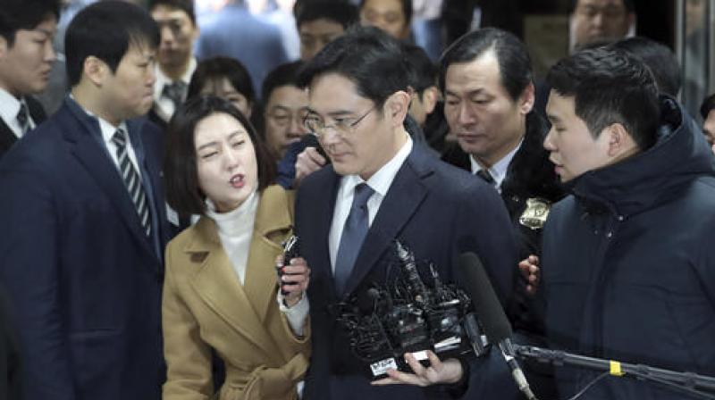Lee Jae-yong, the vice chairman of Samsung Electronics, center, is questioned by reporters upon his arrival for a hearing at the Seoul Central District Court in Seoul, South Korea. (Photo: AP)