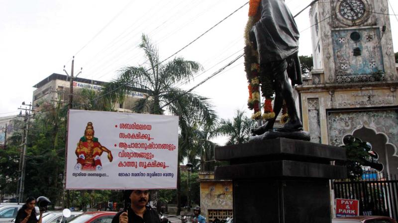 Radhakrishnan, native of Aymanam, on a one-man protest  against SC verdict on the entry of women to Sabarimala Temple in Kottayam on Wednesday. Mr Radhakrishnan has been going on Sabarimala pilgrimage for over 30 years now.(Photo: DC)