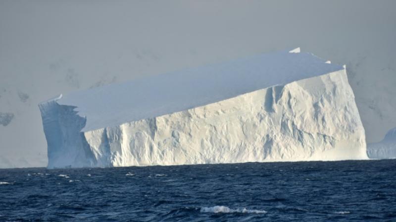 Normally, that erosion is compensated by the accumulation of fresh snow and ice from above (Photo: AFP)