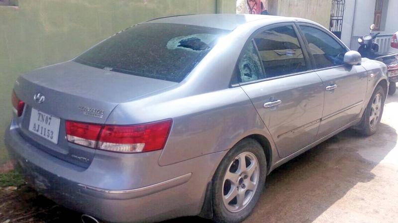 Car glass damaged by unidentified gang (Photo: DC)