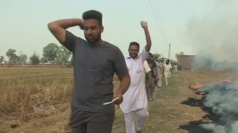 The protesting farmers lashed out at the government for not making proper provision before implementing the order, and asserted that substitute to stubble burning is expensive machinery, which is not a possibility for debt-ridden farmers. (Photo: ANI/Twitter)