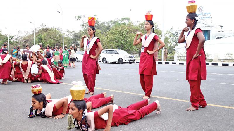 School and college students rehearse in front of the  secretariat on Saturday. for Republic Day  programme (Photo: DC)