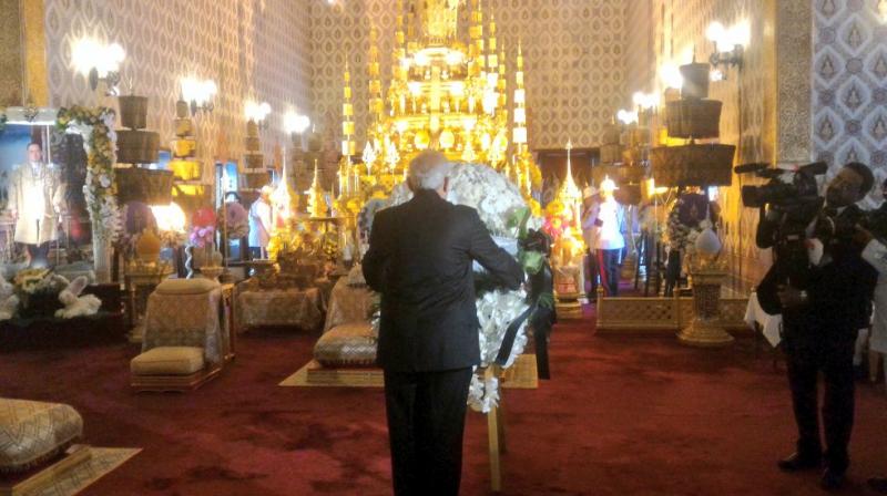 Modi lays wreath, pays respects to the mortal remains of late King Bhumibol Adulyadej. (Photo: Twitter/MEA)