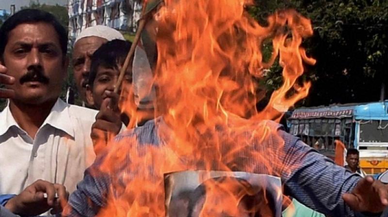 Congress activists burn the effigy of Mamata Banerjee protesting against violence in Bidhannagar municipal corporation elections, in Kolkata on Sunday. (Photo: PTI)