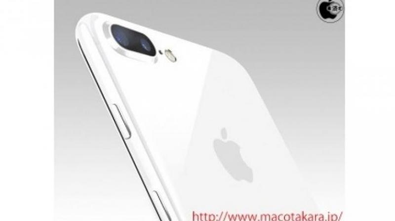 Apple iPhone 7 smartphone sporting Jet White colour (Photo: Mac Oktara)