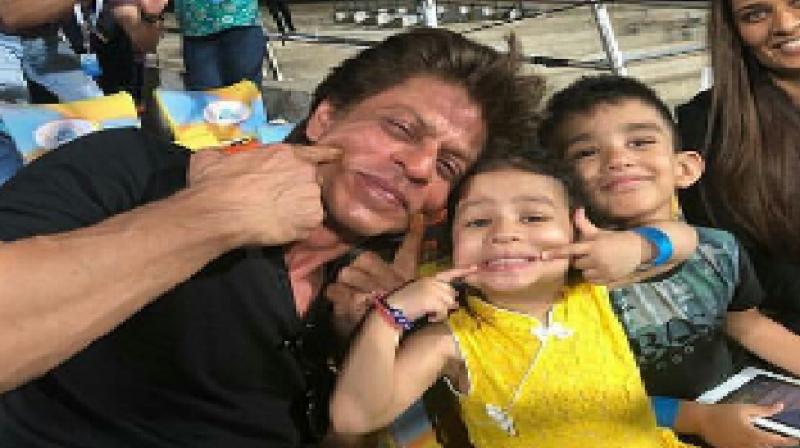 In the picture, Dhonis daughter Ziva is seen in cheerful mood, while sharing the frame with King Khan. (Photo: Twitter / CSK Fan Club)