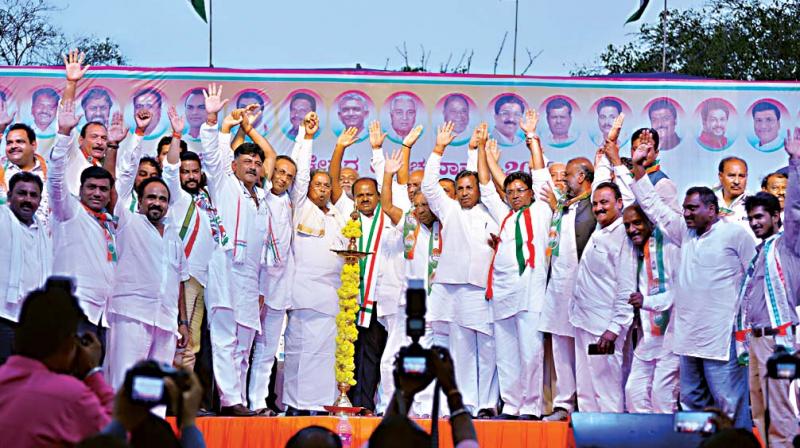 Congress and JD(S) leaders including CM H.D. Kumaraswamy and Siddaramaiah at a poll rally in Ballari.