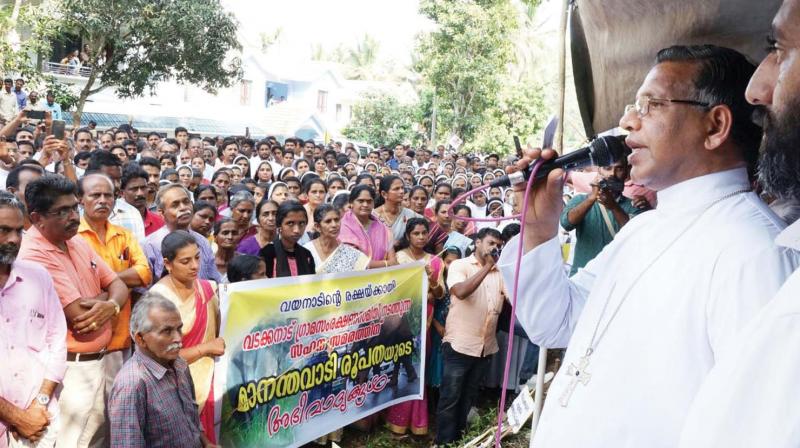 Bishop Jose Porunnedam of Mananthavadi diocese addresses a meeting of farmers in front of the Wildlife wardens office at Sulthan Bathery, Wayanad. (File pic)