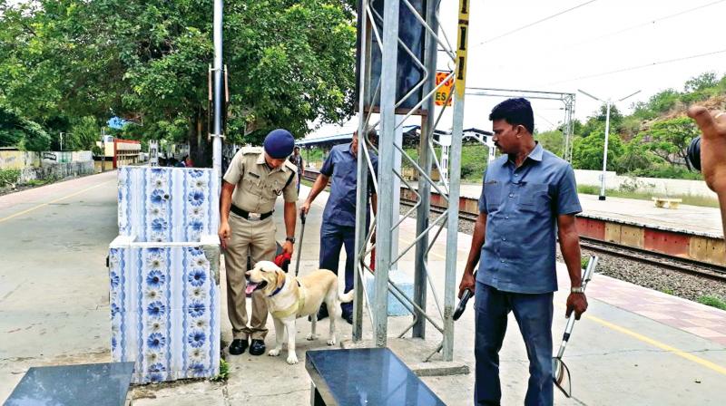 RPF and GRP personnel search for the bomb at Trisulam railway station.	(Photo:DC)