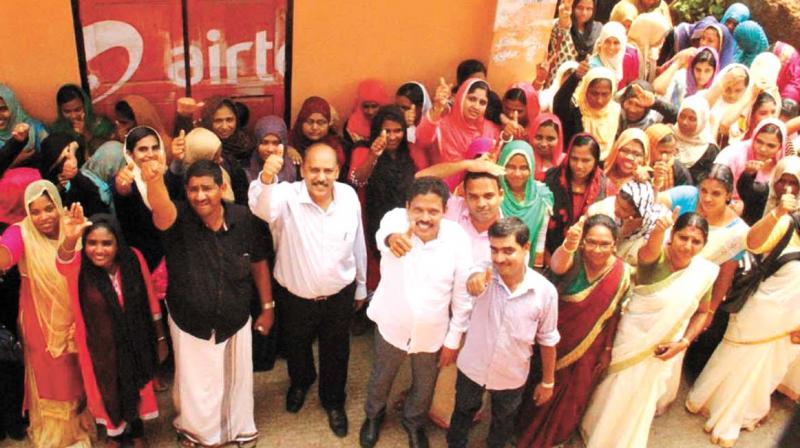 Unnathi beneficiaries at Ponnani with director general of NLMA Seshu Kumar and JSS director V. Ummer Koya. 	(Photo: DC)