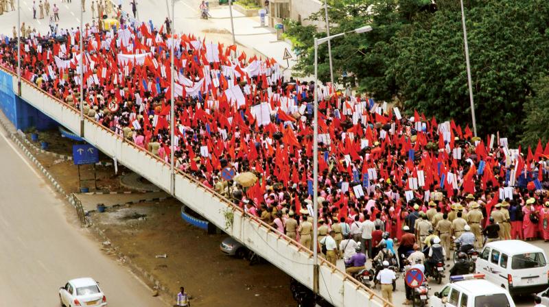 Asha workers take out a massive protest on Thursday to raise their demands regarding salary. They marched from Bengaluru City Railway Station to Freedom Park 	(Photo:DC)