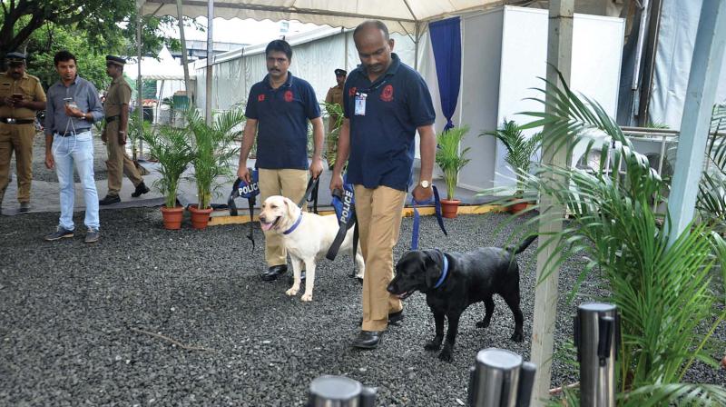 Bomb squad inspects the inaugural venue of the Kochi Metro on the eve of Prime Minister Modis visit.  (Photo: SUNOJ NINAN MATHEW)