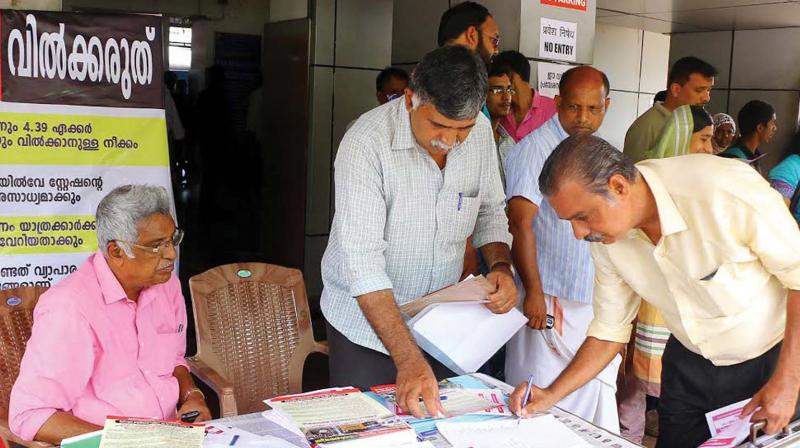 A passenger signs the memorandum by the Kozhikode Railway Station Protection Committee against the proposed PPP model project at the station on Friday. (Photo: DC)