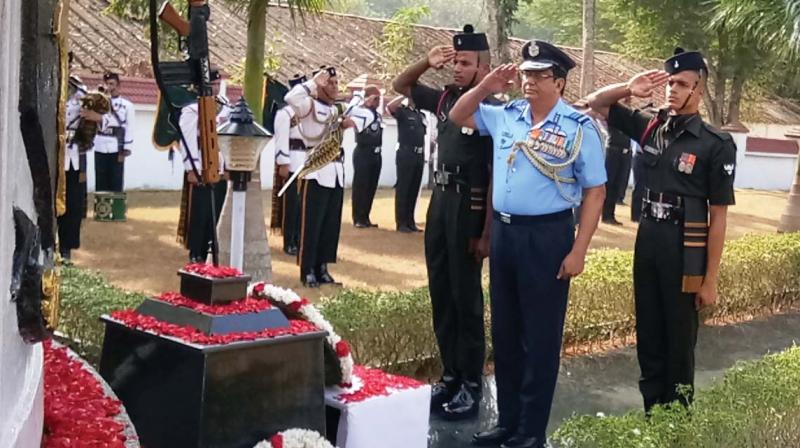 Air Marshal, AOC in C B. Suresh pays homage at Pangode War Memorial