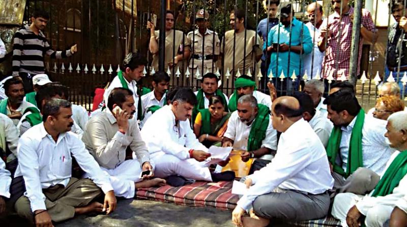 Water Resources Minister D.K. Shivakumar in conversation with agitating sugarcane farmers in Belagavi on Friday 	 KPN