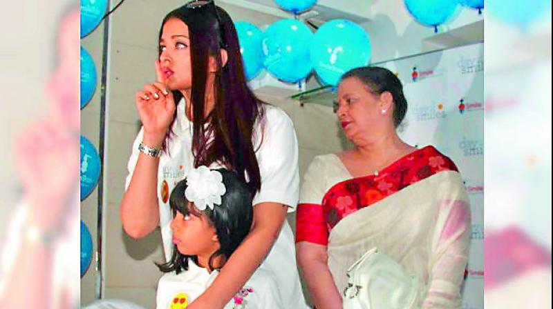 On Monday, the actress visited a childrens hospital in Mumbai, along with mother Vrinda Rai and daughter Aaradhya, to honour her father. (Photo: DC)