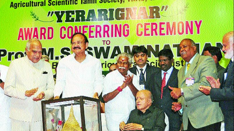 Vice President M.Venkaiah Naidu presented the Yerarignar Award to Prof. M.S.Swaminathan at a  function held at Chennai on Sunday. Governor  Banwarilal Purohit was also present. (Photo: DC)