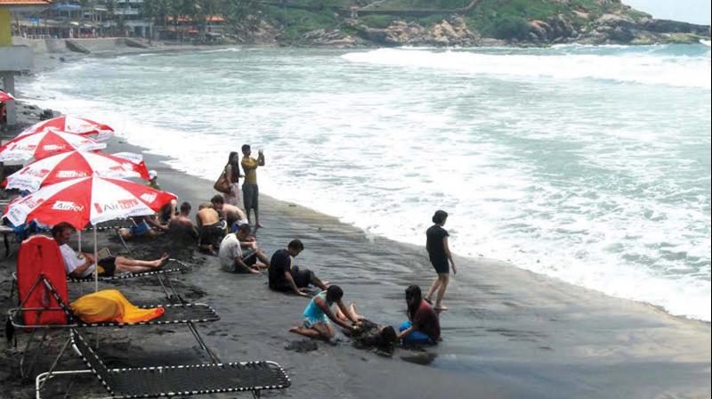 Foreign tourists enjoy at kovalam beach in Thiruvananthapuram. (Photo: DC)