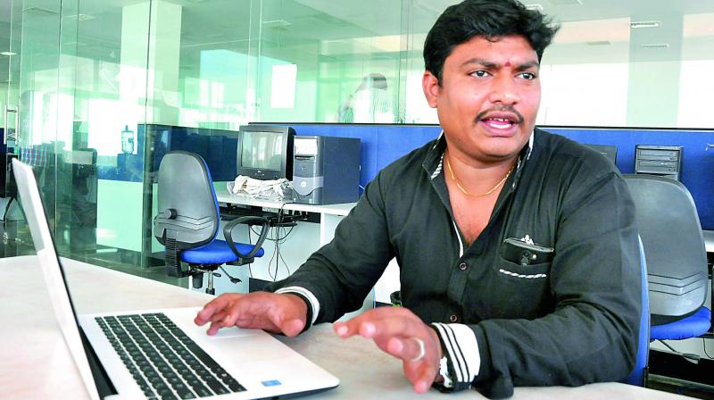 Founder of social networking website, Parkpays, Ravi Kumar explains about the concept and feature of the site. (Photo: DC)