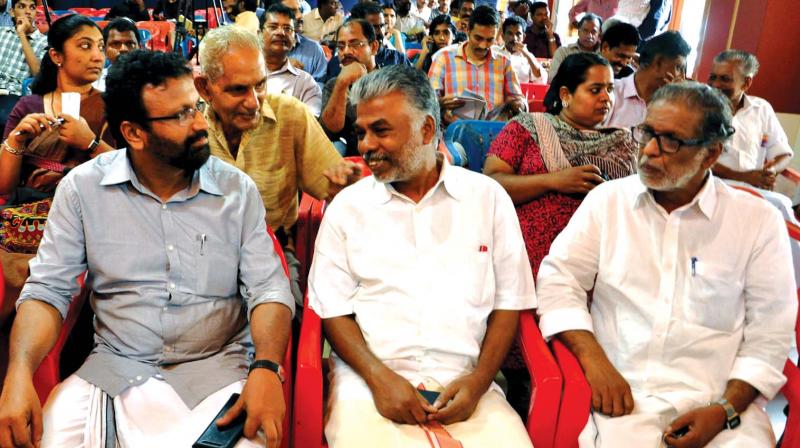 Writer Perumal Murugan (centre) speaks with Dr K. N. Ajoy Kumar at  the venue of K.C Bimal commemoration programme in Kozhikode on Saturday. Dr Raghavan Payyanad is seen on the right. (Photo: DC)