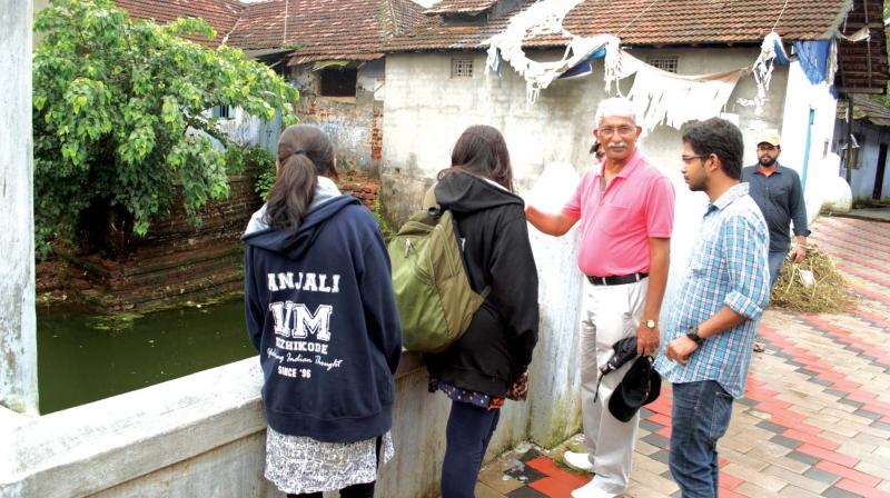 Capt. Ramesh Babu explains historic importance of various places in Kozhikode to the IIMK students.