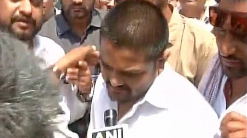 Police arrest Hardik Patel in Neemuch district of Madhya Pradesh when he was heading to Mandsaur to meet the kin of the farmers killed in police firing. (Photo: ANI | Twitter)