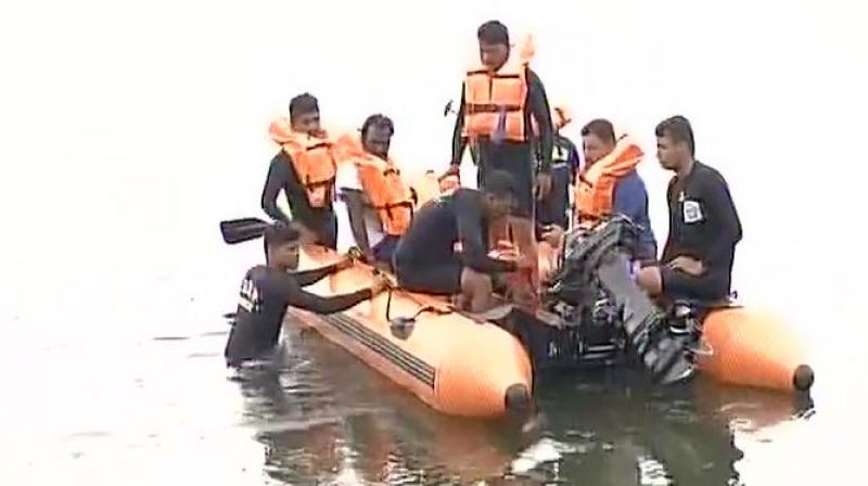 NDRF personnel in search of survivors at Vena Dam, Maharashtra (Photo: Twitter | ANI)