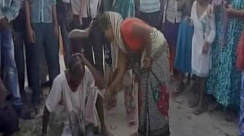 Hardoi Superintendent of Police, Vipin Kumar Mishra, said that a middle aged man was trying to molest a minor girl, who was later caught and beaten up by the villagers. (Photo: Twitter | ANI)