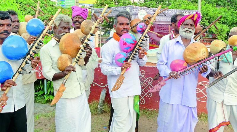 Folk artistes who play the Kinnera.