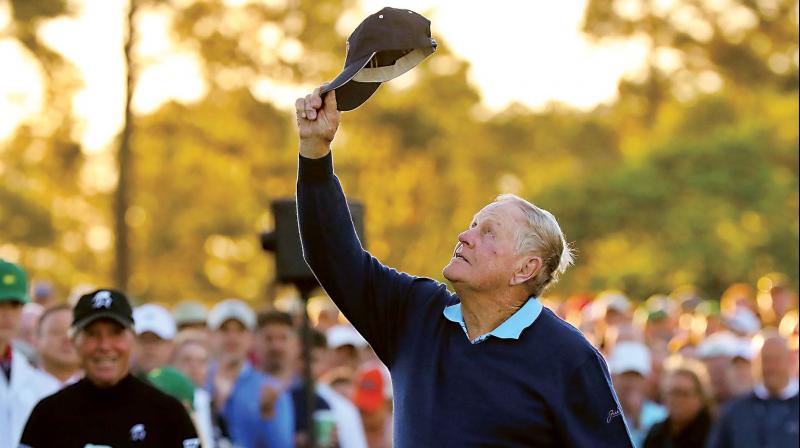 Jack Nicklaus tips his hat skyward in honour of Arnold Palmer. (Photo: AP)